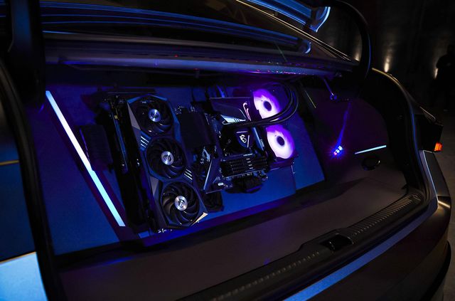 Рай для геймерів: подивіться на цей Lexus IS з гігантським екраном всередині - фото 448586