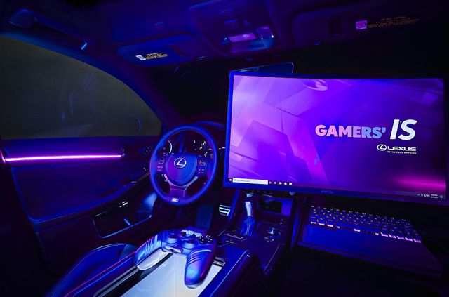 Рай для геймерів: подивіться на цей Lexus IS з гігантським екраном всередині - фото 448587