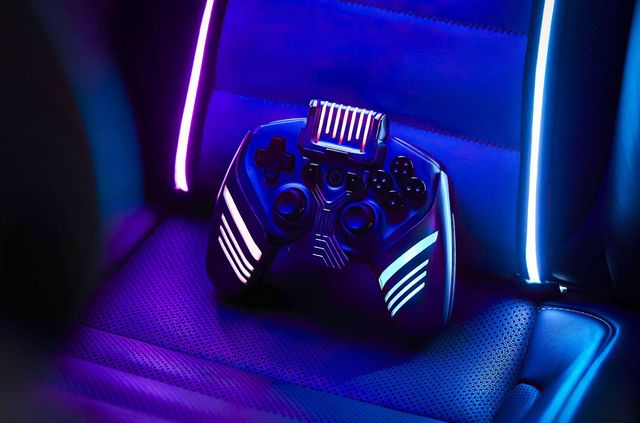 Рай для геймерів: подивіться на цей Lexus IS з гігантським екраном всередині - фото 448588