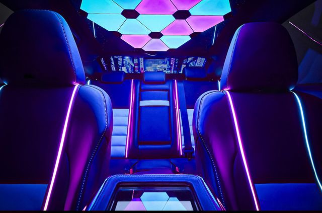 Рай для геймерів: подивіться на цей Lexus IS з гігантським екраном всередині - фото 448589