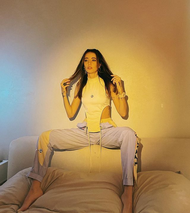 Надя Дорофєєва влаштувала відверту фотосесію у спальні - фото 448592