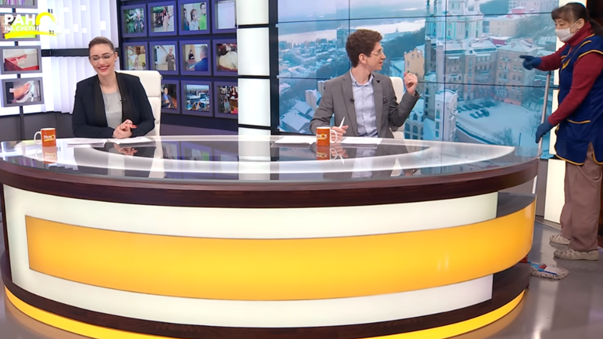 Українська прибиральниця стала зіркою мережі, випадково з'явившись у прямому ефірі: відео