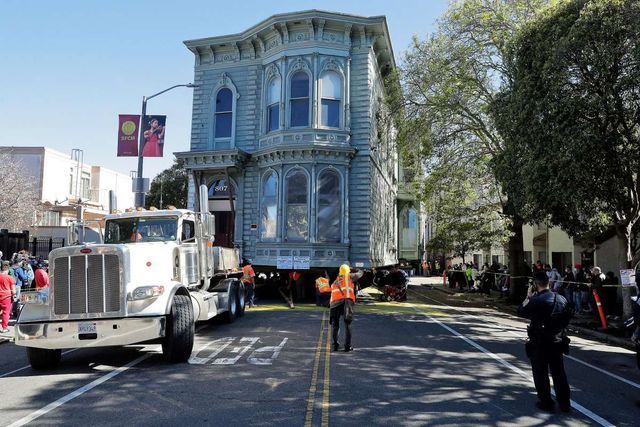 У США величезний особняк перевезли на нове місце - фото 448822