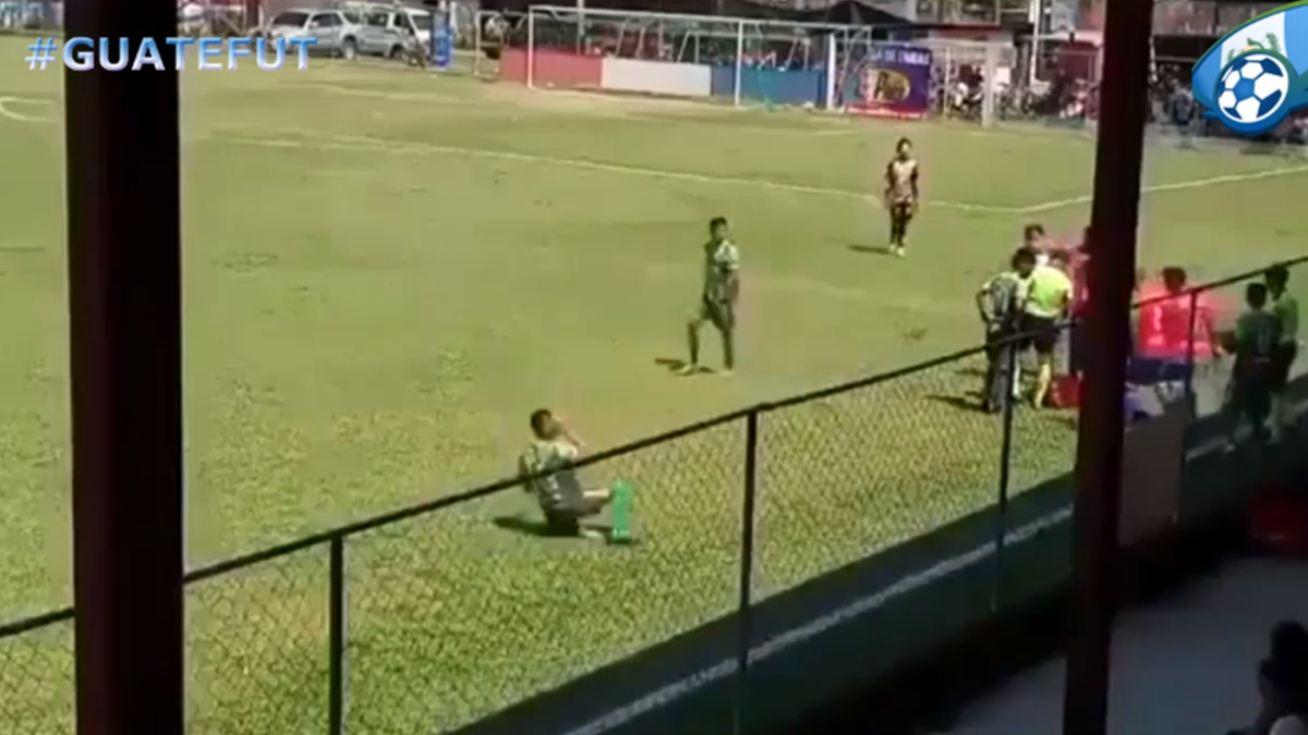 Футболіст імітував травму, вдаривши себе каменем в скроню: епічне відео