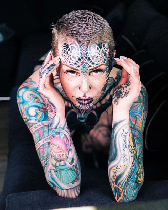 Дівчина покрила 60% свого тіла татуюваннями і стала зіркою мережі: фото - фото 448986