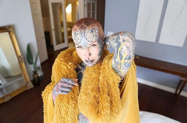 Дівчина покрила 60% свого тіла татуюваннями і стала зіркою мережі: фото - фото 448987