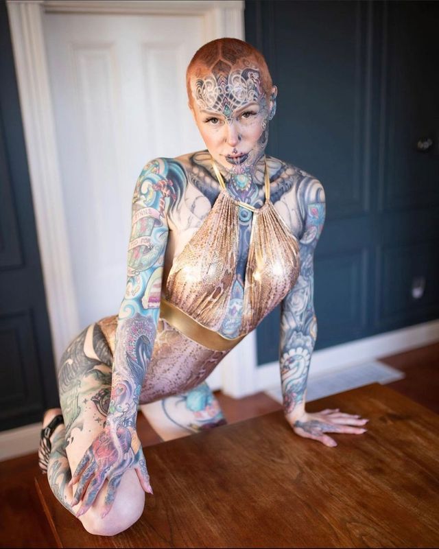 Дівчина покрила 60% свого тіла татуюваннями і стала зіркою мережі: фото - фото 448989