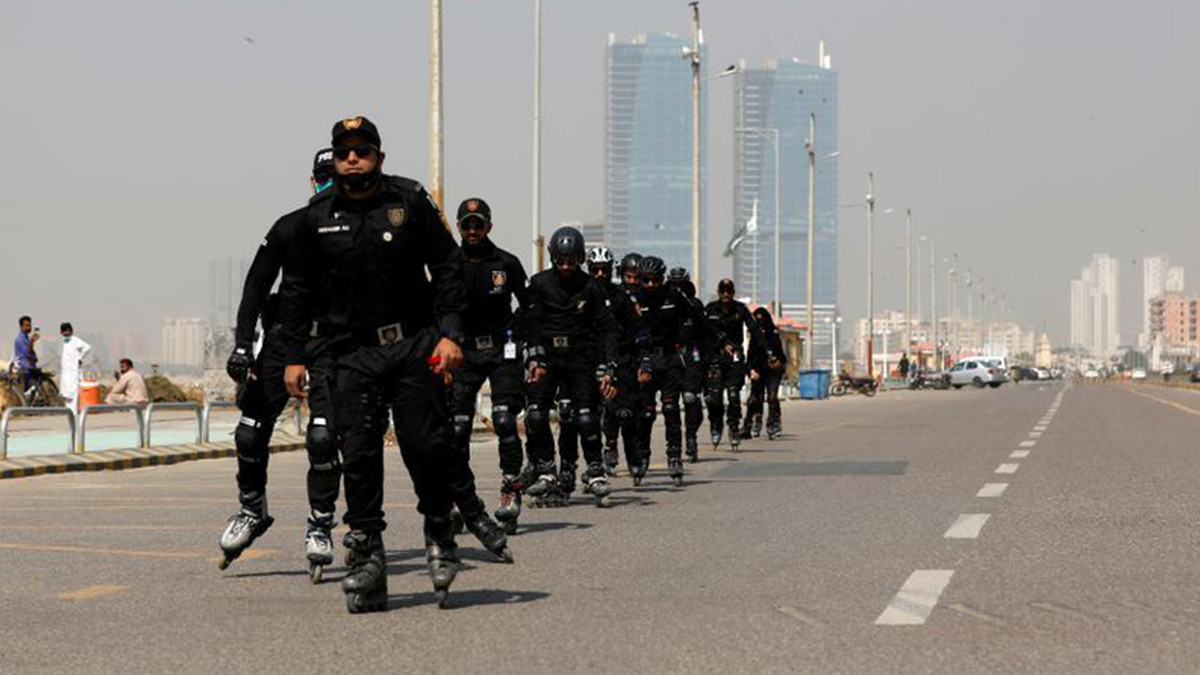 У Пакистані поліцейські будуть проводити погоні на роликах - фото 1