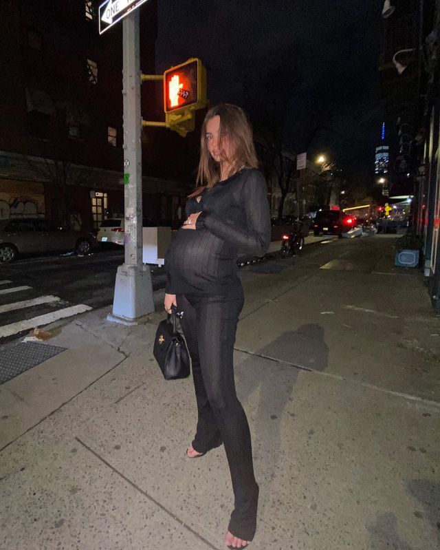 Вагітна Емілі Ратажковскі прогулялася у прозорому вбранні - фото 449055