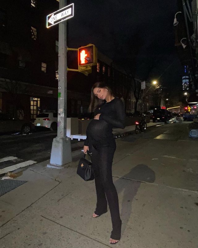 Вагітна Емілі Ратажковскі прогулялася у прозорому вбранні - фото 449056