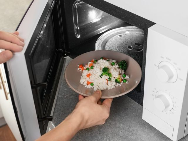 ТОП 8 помилок, які ми допускаємо, користуючись мікрохвильовкою - фото 449063