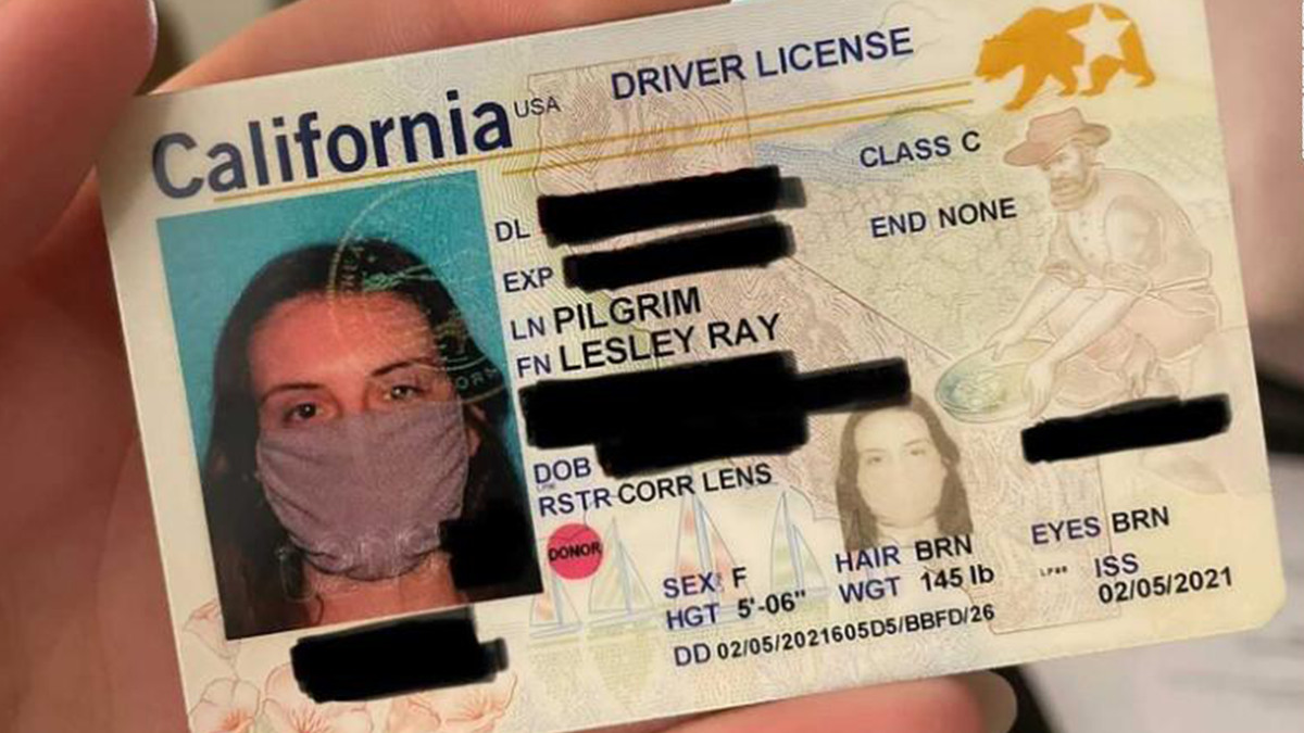 У США жінка отримала водійське посвідчення з її фотографією у масці - фото 1