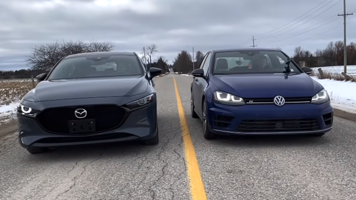 Блогер порівняв у гонці Mazda3 2.5 Turbo і Volkswagen Golf R: неочікуваний результат