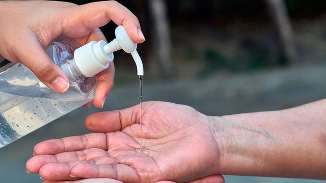 Антисептики не працюють? Вчені розповіли, які віруси вони не вбивають - фото 449189