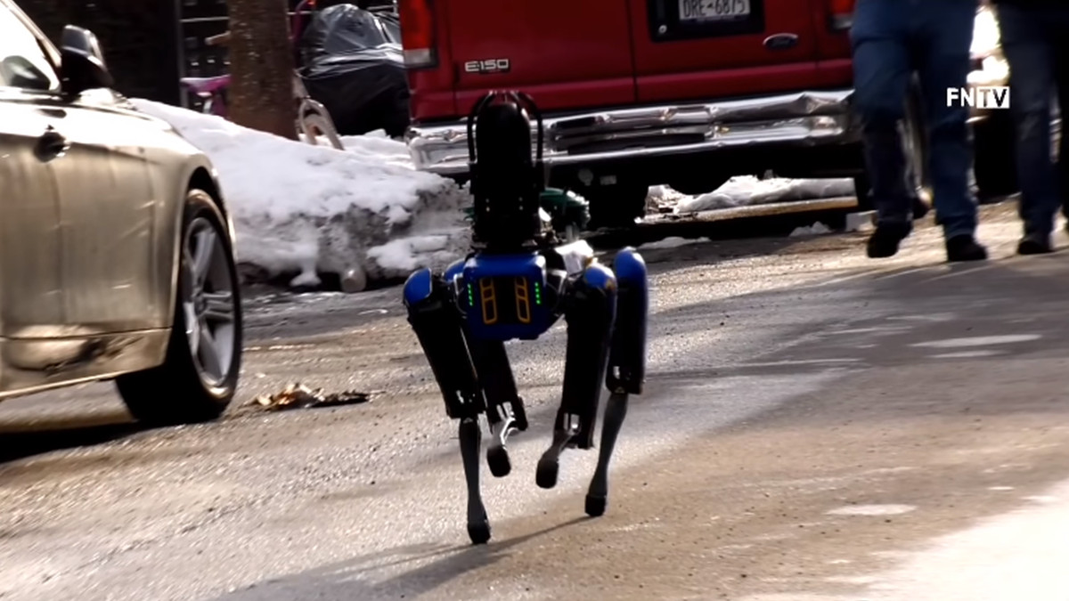Собака-робот від Boston Dynamics патрулює вулиці Бронкса: відео - фото 1