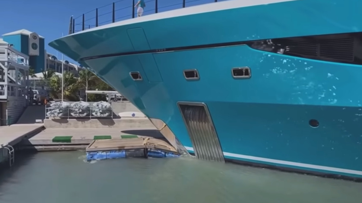 Розкішна яхта протаранила причал на Карибах: відео моменту аварії - фото 1