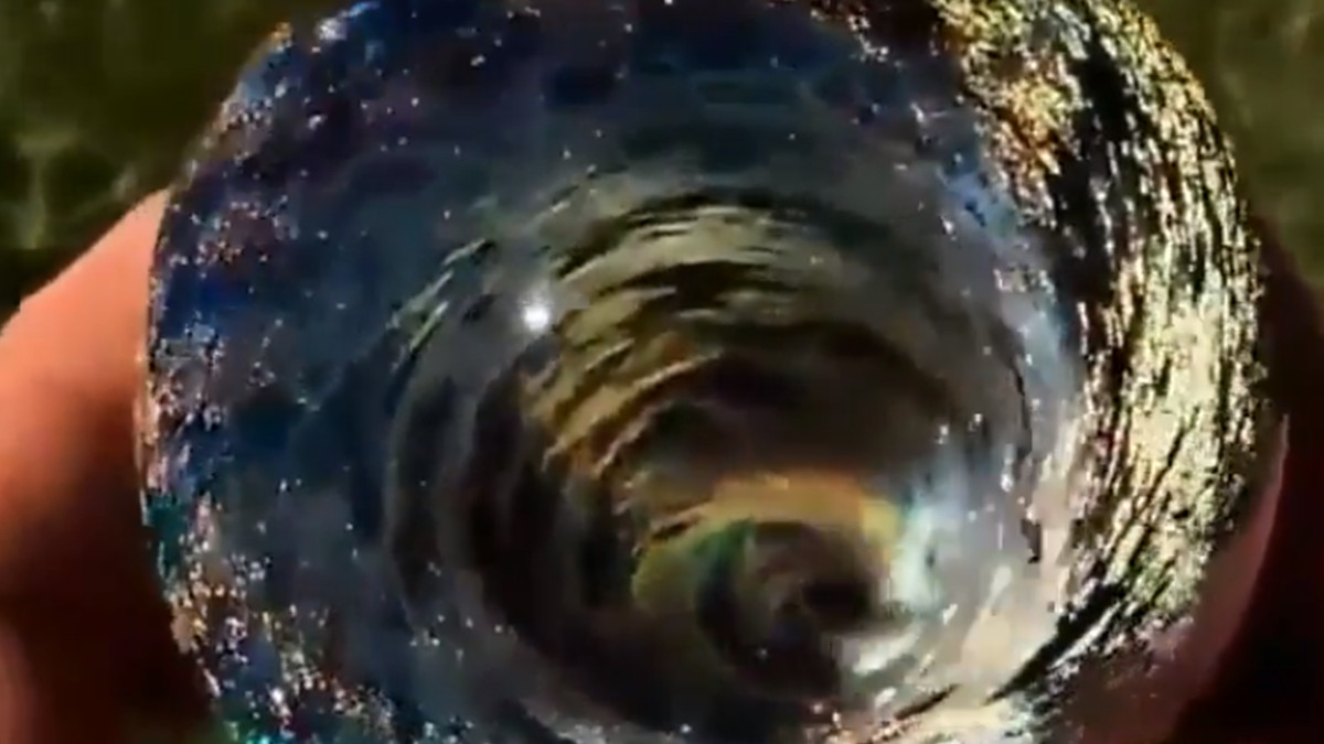Нова оптична ілюзія з чорною дірою у кулі здивувала користувачі мережі - фото 1