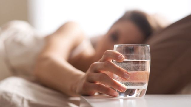 Вода натщесерце зміцнює організм, але пити треба правильно - фото 449355