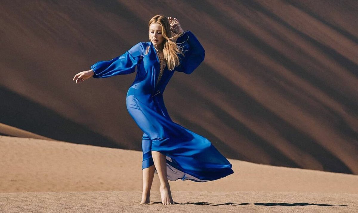 Тіна Кароль у прозорій сукні влаштувала спокусливу фотосесію посеред пустелі