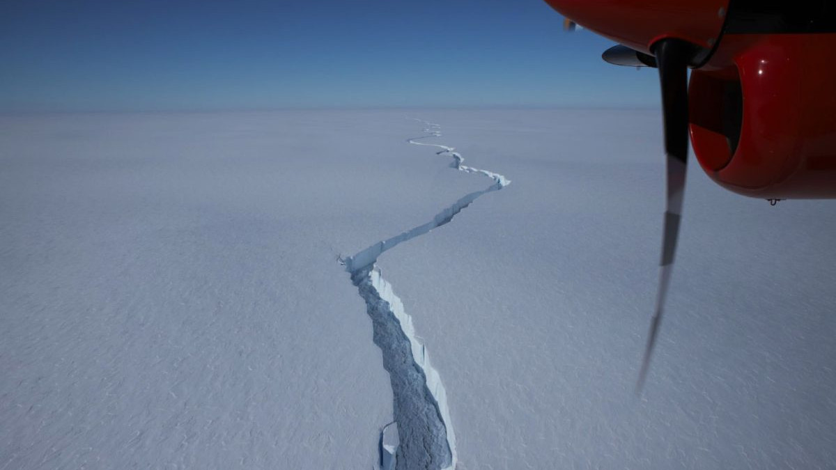 Від Антарктиди відколовся новий гігантський айсберг: відео - фото 1