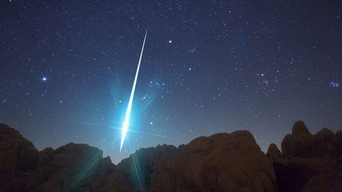 У небі над Британією пролетів метеор: відео - фото 1