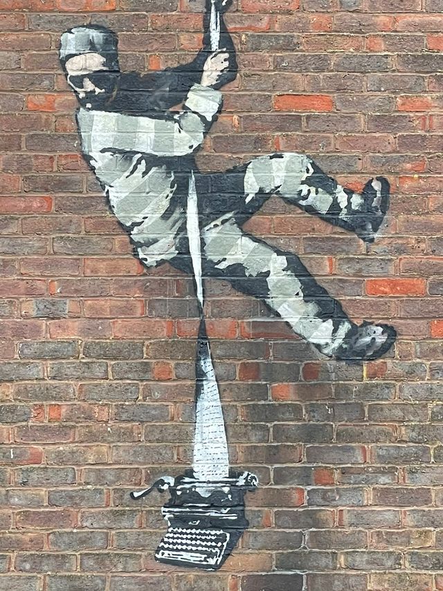 Нове графіті Бенксі з'явилося на стіні в'язниці - фото 449749