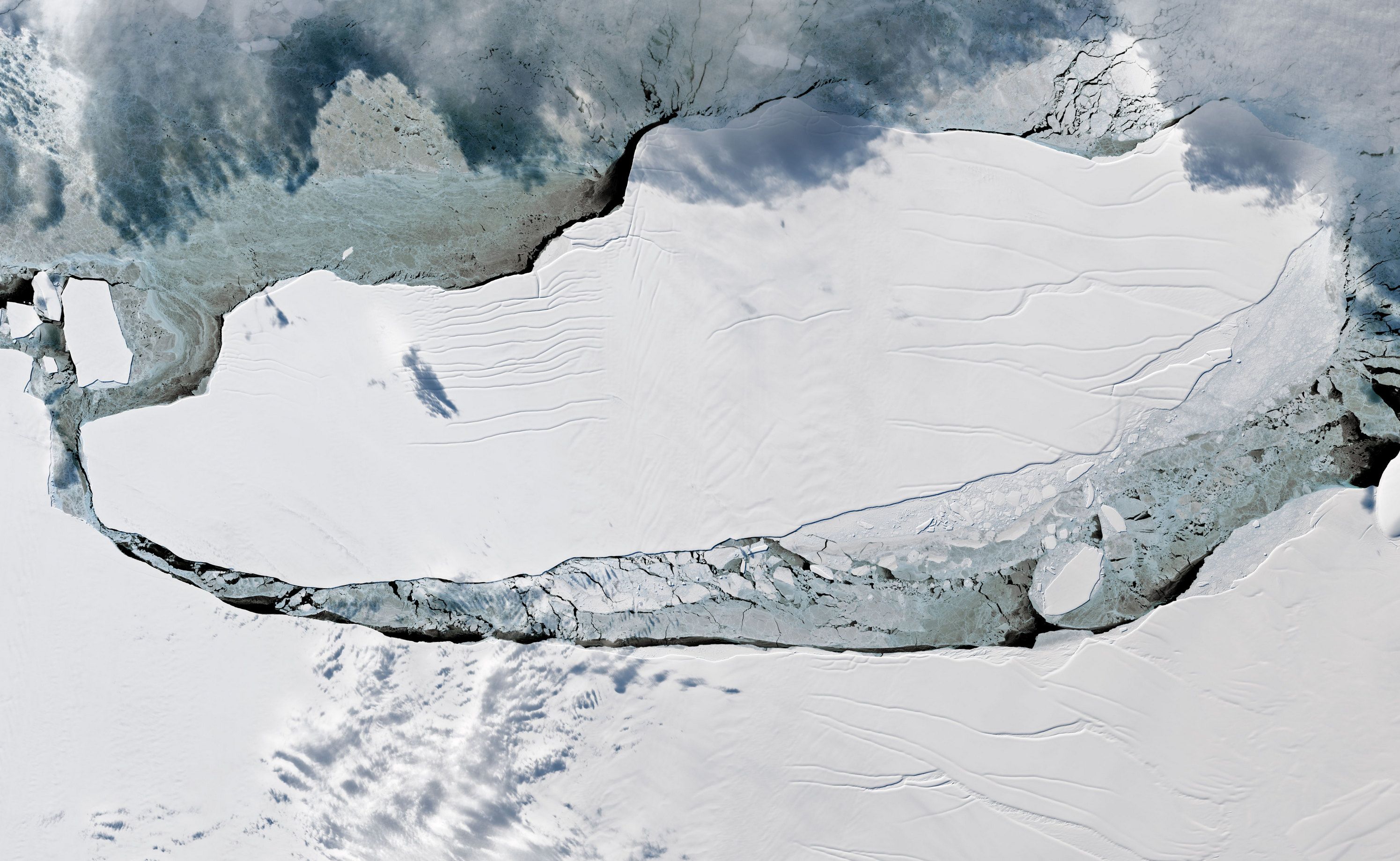 Гігантський айсберг, який відколовся в Антарктиді, показали з космосу: фотопорівняння