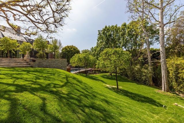 Телеведуча Еллен Дедженерес продає розкішний особняк по сусідству з Меган Маркл: фото - фото 450060