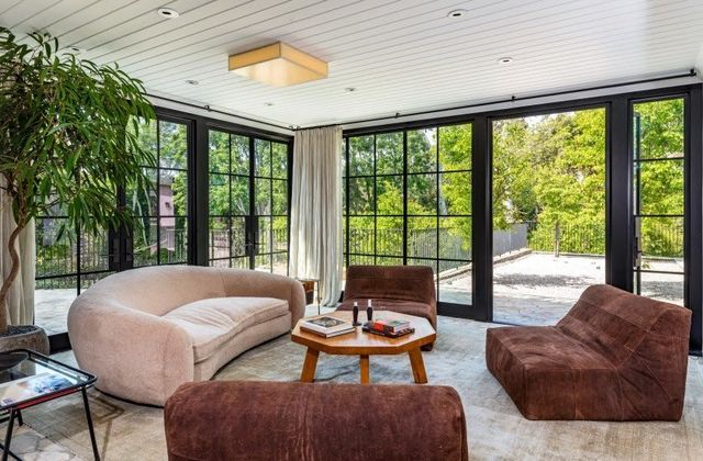 Телеведуча Еллен Дедженерес продає розкішний особняк по сусідству з Меган Маркл: фото - фото 450064