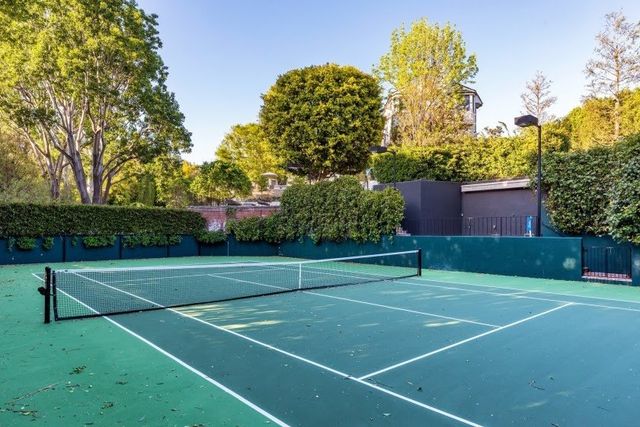 Телеведуча Еллен Дедженерес продає розкішний особняк по сусідству з Меган Маркл: фото - фото 450067