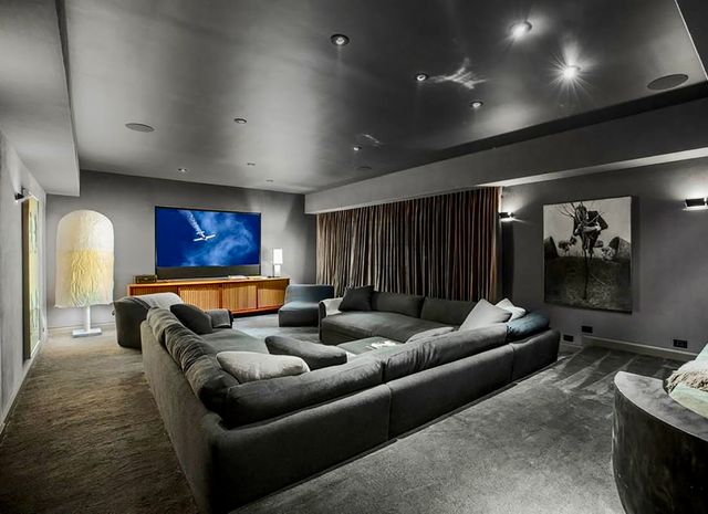 Телеведуча Еллен Дедженерес продає розкішний особняк по сусідству з Меган Маркл: фото - фото 450068