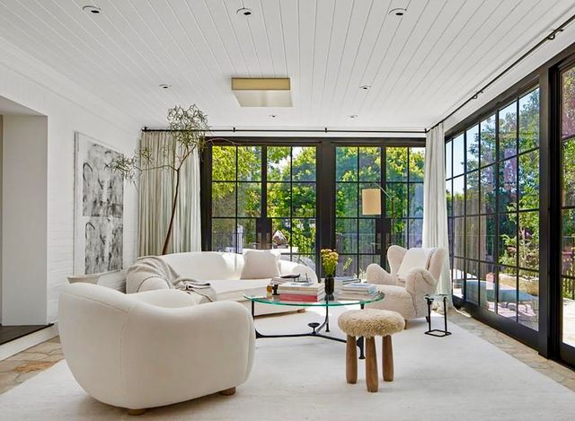 Телеведуча Еллен Дедженерес продає розкішний особняк по сусідству з Меган Маркл: фото - фото 450072