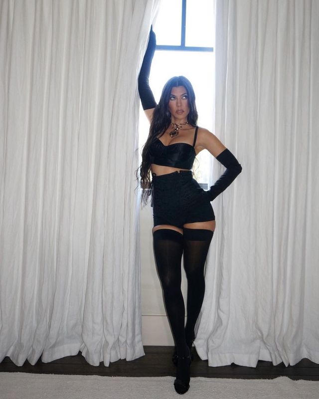 Зірка реаліті-шоу Кортні Кардашян влаштувала фотосесію у спідньому (18+) - фото 450154