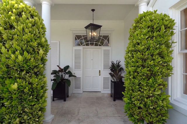 Дональд Трамп продає особняк на березі океану: фото розкішного будинку - фото 450297