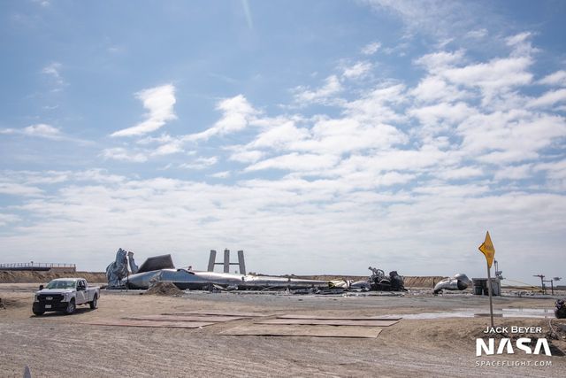 У мережі показали уламки космічного корабля Starship, який вибухнув після посадки - фото 450309