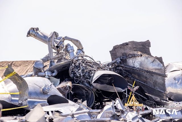 У мережі показали уламки космічного корабля Starship, який вибухнув після посадки - фото 450310