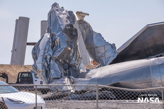 У мережі показали уламки космічного корабля Starship, який вибухнув після посадки - фото 450311