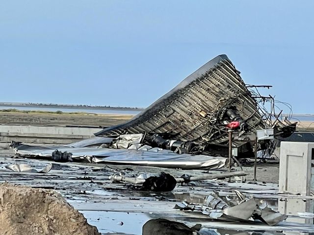У мережі показали уламки космічного корабля Starship, який вибухнув після посадки - фото 450312