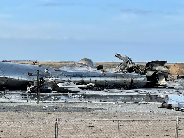 У мережі показали уламки космічного корабля Starship, який вибухнув після посадки - фото 450314