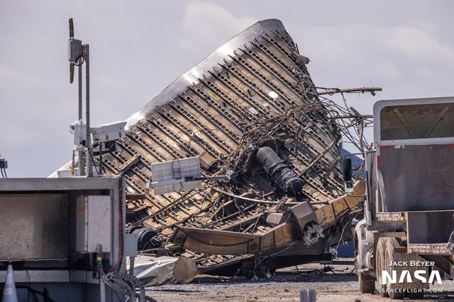 У мережі показали уламки космічного корабля Starship, який вибухнув після посадки - фото 450315