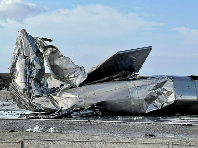 У мережі показали уламки космічного корабля Starship, який вибухнув після посадки - фото 450316