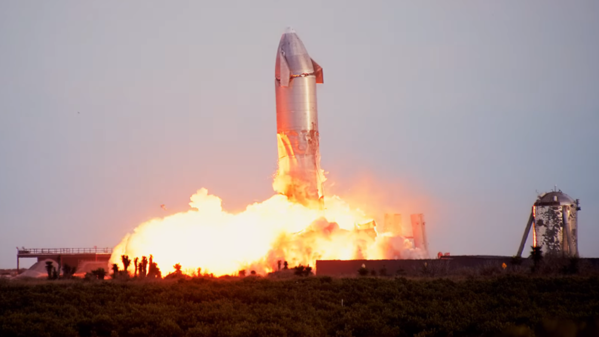 У мережі показали уламки космічного корабля Starship, який вибухнув після посадки - фото 1