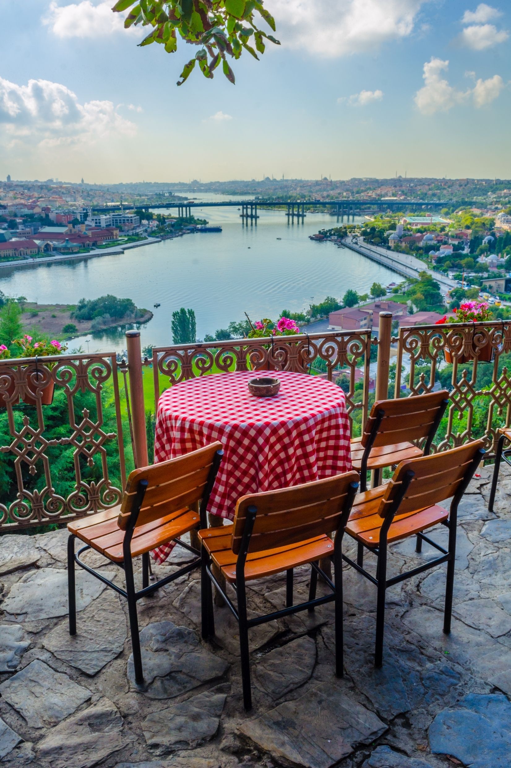 У Туреччині знову відкрилися кафе і ресторани: як вони працюють