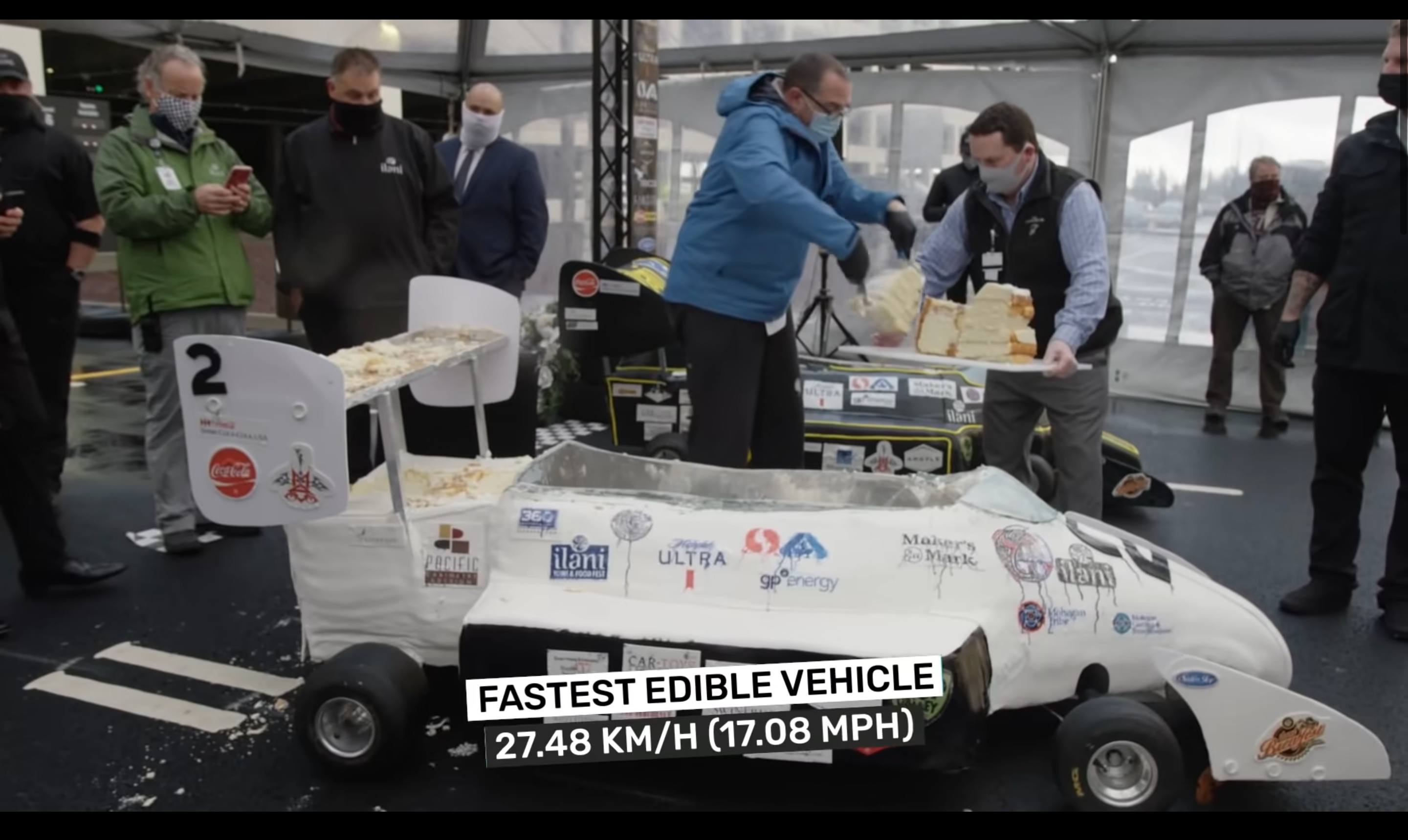 Гігантський торт на колесах побив рекорд швидкості: кумедне відео