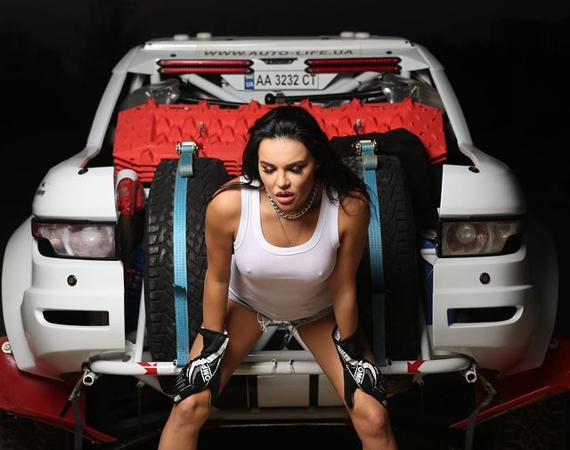 Дівчина тижня: гаряча українська пілотеса Інеса Тушканова, яка є секс-символом автоспорту - фото 450587