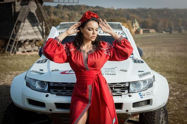 Дівчина тижня: гаряча українська пілотеса Інеса Тушканова, яка є секс-символом автоспорту - фото 450591