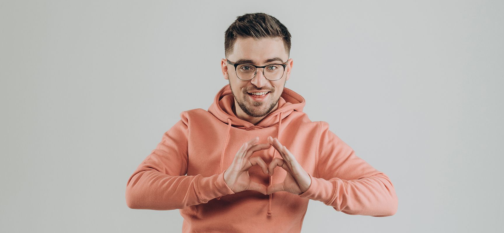 Зелена перука, піджак та бокал: JULIK в оригінальний спосіб привітав жінок