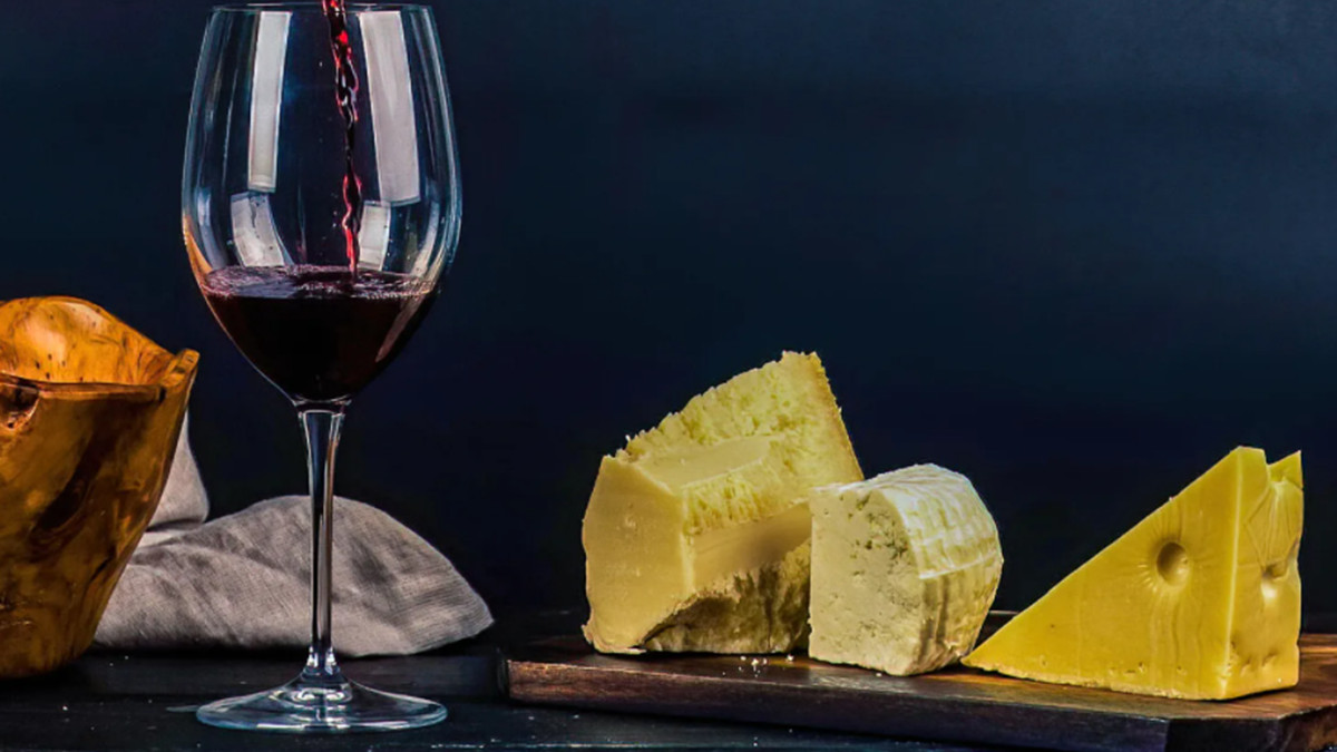 Учені зрозуміли, чому сир – ідеальна закуска до вина - фото 1