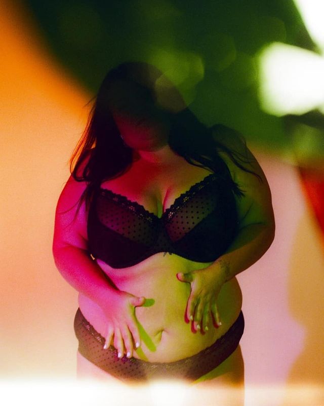 alyona alyona похизувалася пишними форми в пікантній фотосесії - фото 450791