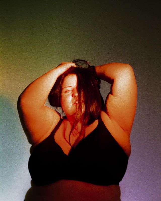 alyona alyona похизувалася пишними форми в пікантній фотосесії - фото 450793